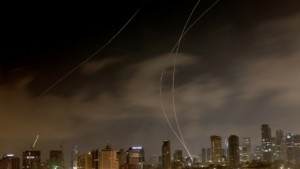 Μπαράζ επιθέσεων του Ιράν μετά τα πλήγματα από ΗΠΑ και Ισραήλ – Έκλεισαν τα Στενά του Ορμούζ οι Φρουροί της Επανάστασης (Βίντεο)