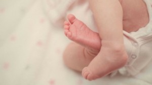Λυκόβρυση: Οι ισχυρισμοί των γονιών του βρέφους 9 μηνών που έφερε μώλωπες στο σώμα του