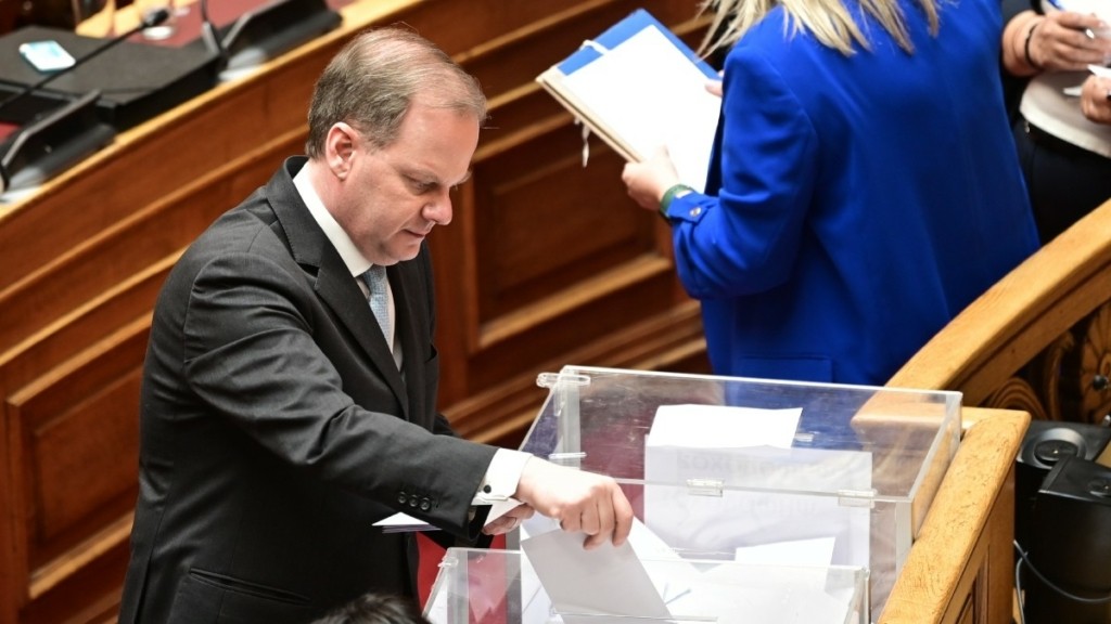 Βουλή: Παραπομπή Καραμανλή σε προανακριτική για παράβαση καθήκοντος – Δεκτή με 154 “ναι” η πρόταση της ΝΔ