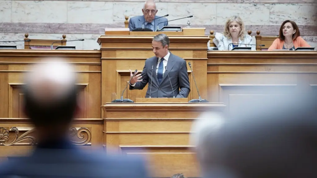 Μητσοτάκης στη Βουλή για τον νέο ΚΟΚ: “Δεν μπορούμε να συνθηκολογήσουμε με το χάος και την ανομία στον δρόμο”