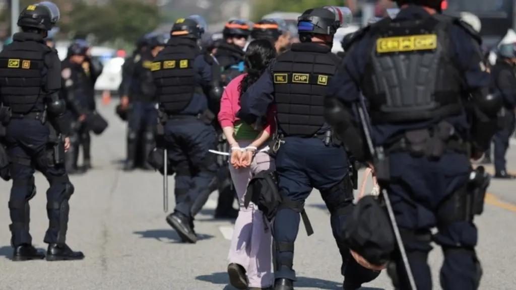 Σε κατάσταση έκτακτης ανάγκης το Λος Άντζελες: Απαγόρευση κυκλοφορίας και συλλήψεις – “Ζώα” αποκάλεσε τους διαδηλωτές ο Τραμπ