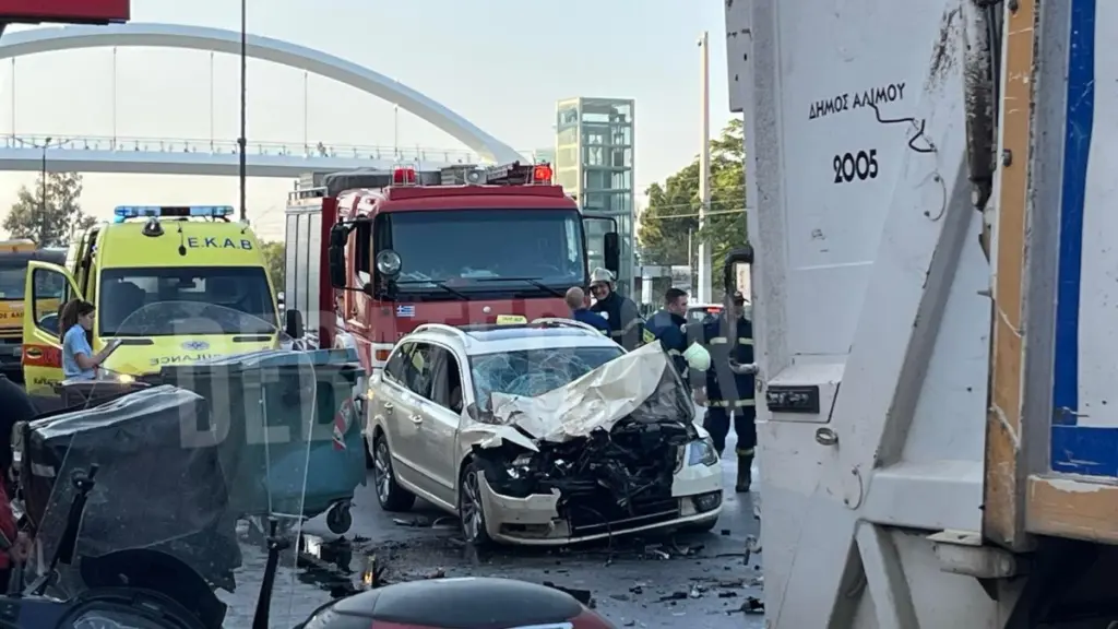 Άλιμος: Ταξί καρφώθηκε σε απορριμματοφόρο – Νεκρή δημοτική υπάλληλος (Φωτογραφίες)