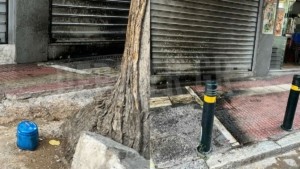 Επίθεση με γκαζάκια σε ψητοπωλείο στον Κολωνό – “Άκουσα την έκρηξη και μετά είδα φωτιά” (Φωτογραφίες)