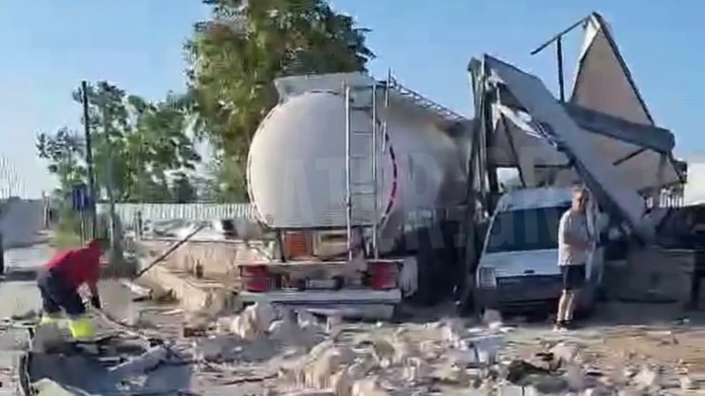 Μενίδι: Βυτιοφόρο συγκρούστηκε με ΙΧ και “καρφώθηκε” σε μάντρα αυτοκινήτων – Πώς έγινε το τροχαίο (Βίντεο)