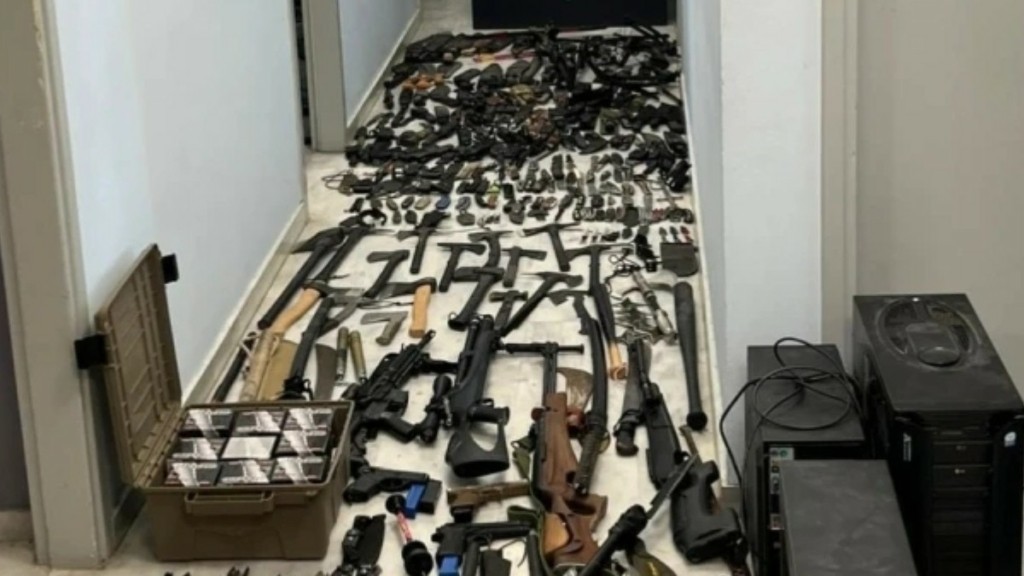 Χανιά: 42χρονος έκρυβε σπίτι του ολόκληρο οπλοστάσιο – Βρέθηκαν βαλλίστρες, τόξα, τσεκούρια και όπλα