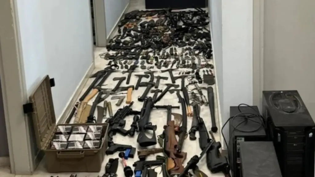 Χανιά: 42χρονος έκρυβε σπίτι του ολόκληρο οπλοστάσιο – Βρέθηκαν βαλλίστρες, τόξα, τσεκούρια και όπλα