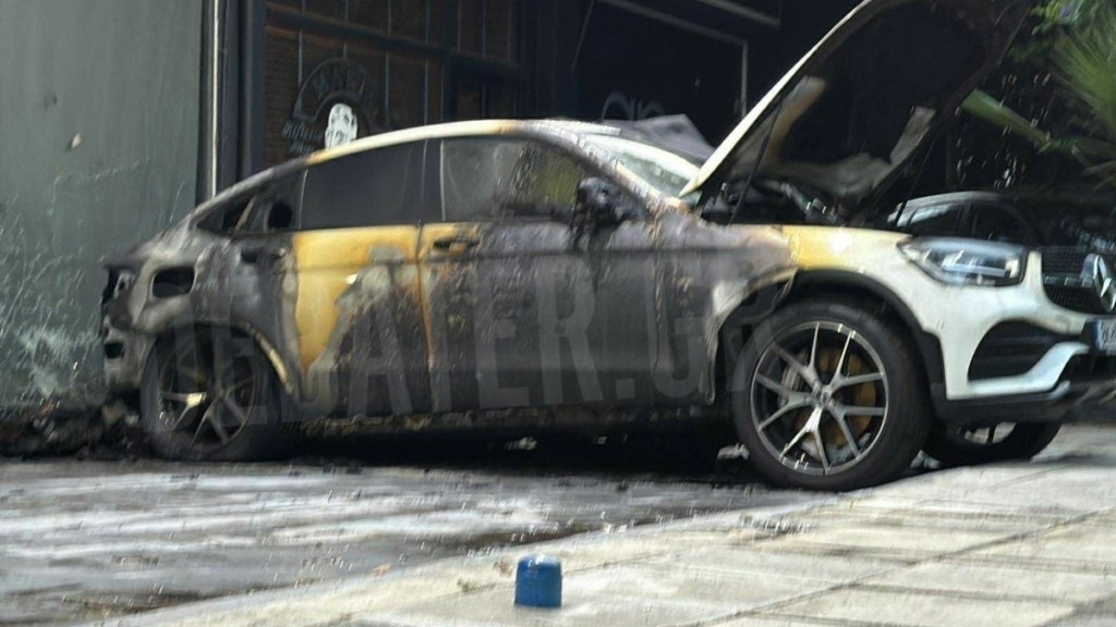 Έριξαν γκαζάκια έξω από έκθεση μεταχειρισμένων οχημάτων στην Κηφισιά – Κάηκε ολοσχερώς ένα ΙΧ