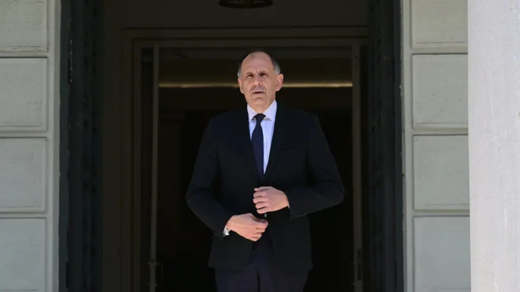 Πάει Λιβύη ο Γεραπετρίτης, παρά τις αντιδράσεις για τα δύο οικόπεδα νότια της Κρήτης