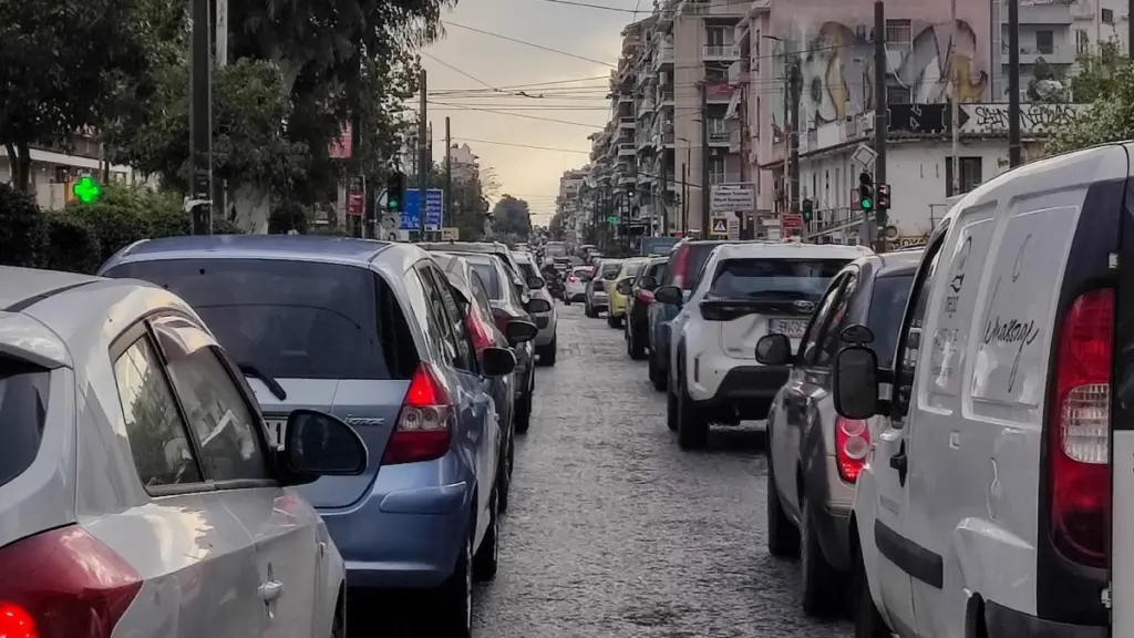 Κίνηση τώρα: Ο κακός χαμός σε Κηφισό και Κηφισίας – Πού αλλού υπάρχουν μεγάλες καθυστερήσεις