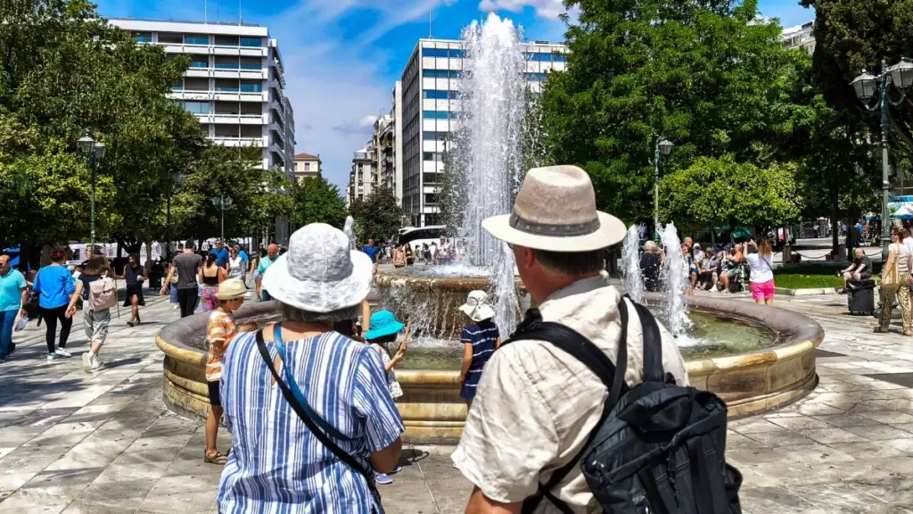 Καιρός: Θερμή εισβολή από σήμερα, πού θα φτάσει η θερμοκρασία – Άνεμοι έως 6 μποφόρ