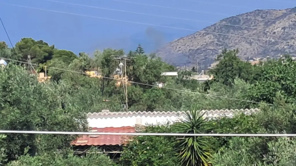 Οριοθετήθηκε η φωτιά στη Σαλαμίνα – Παραμένουν στην περιοχή πυροσβεστικές δυνάμεις
