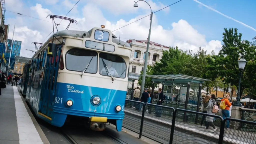 Σουηδία: Τραμ εκτροχιάσθηκε και κατέληξε μέσα σε… πιτσαρία – Τραυματίστηκαν 7 άτομα (Φωτογραφία)