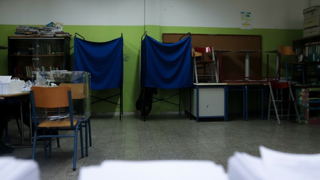 Δημοσκόπηση Real Polls: Σταθερά πρώτη με 31,5% η ΝΔ – Στάσιμο το ΠΑΣΟΚ, υποχωρεί η Πλεύση