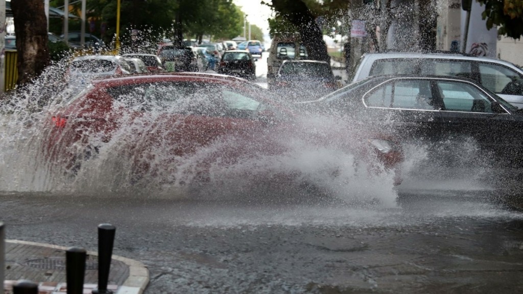 Επικαιροποιήθηκε το έκτακτο δελτίο της ΕΜΥ – Αυτές τις περιοχές θα “χτυπήσει” τις επόμενες ώρες η κακοκαιρία