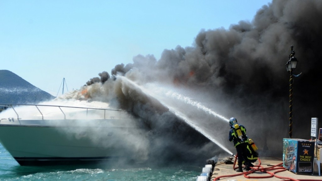 Πόρτο Χέλι: Φωτιά σε θαλαμηγό με 14 επιβαίνοντες