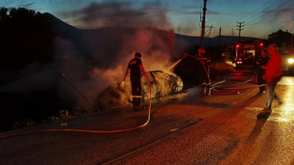 Φωτιά σε όχημα στην Κερατέα