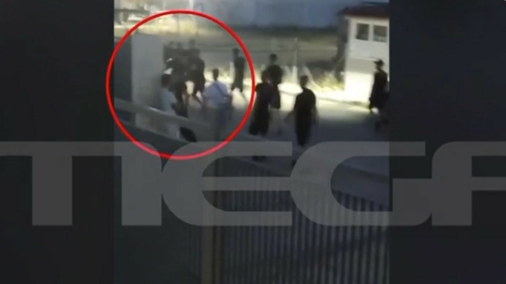 Μενίδι: Άγρια συμπλοκή νεαρών έξω από σχολείο – Βίντεο Ντοκουμέντο