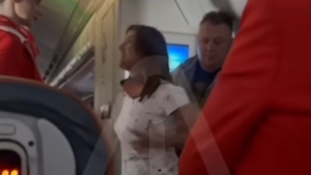 Αναστάτωση σε πτήση για Αίγυπτο: Επιβάτιδα απαιτούσε να πάει στη business class – “Έχω πόνο στα στήθη μου” (βίντεο)