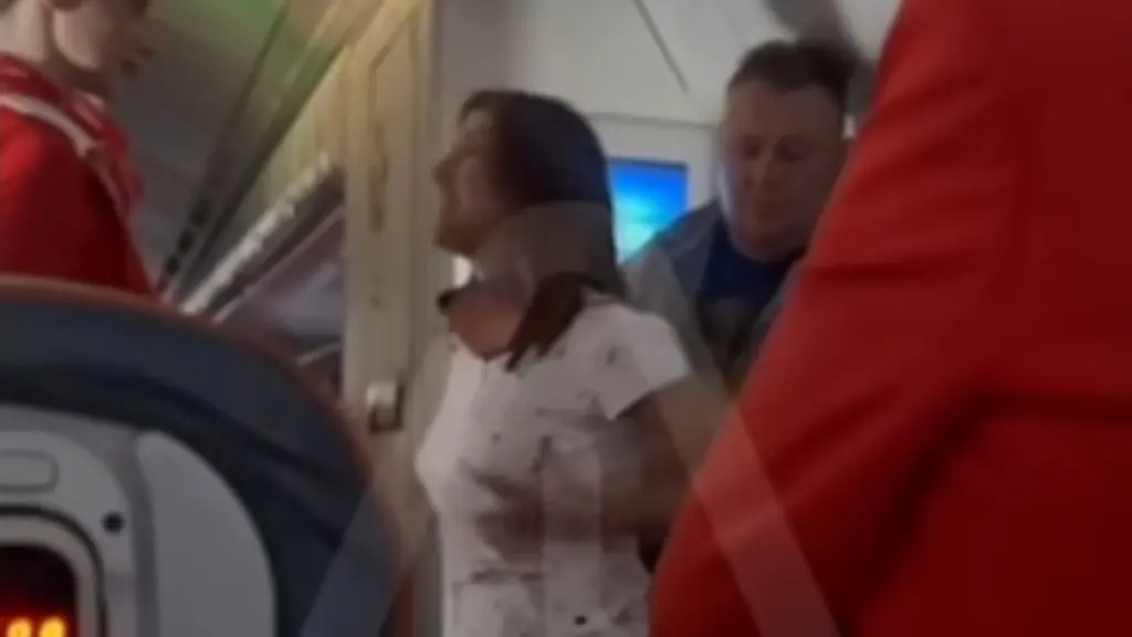 Αναστάτωση σε πτήση για Αίγυπτο: Επιβάτιδα απαιτούσε να πάει στη business class – “Έχω πόνο στα στήθη μου” (βίντεο)