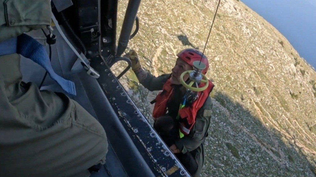 Καρέ – καρέ η διάσωση άνδρα με ελικόπτερο Super Puma στο όρος Άθως (Βίντεο)