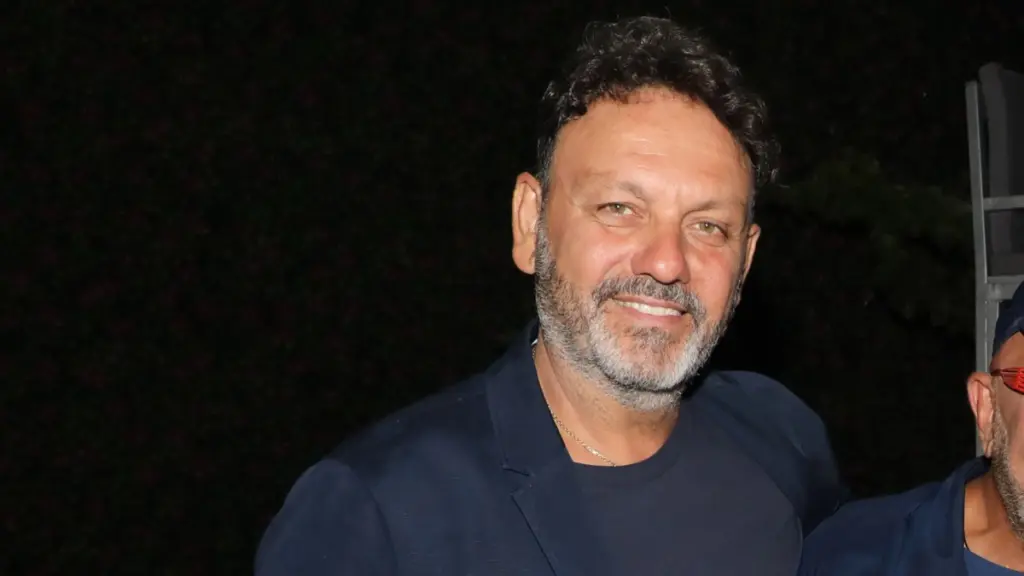 Στάθης Αγγελόπουλος – Το βιογραφικό του ταλαντούχου τραγουδιστή και γιου του Μανώλη Αγγελόπουλου