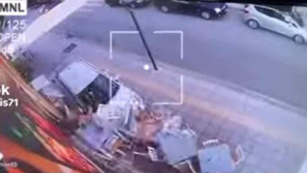 Αγρίνιο: Αυτοκίνητο “καβάλησε” πεζοδρόμιο και πήρε σβάρνα τραπέζια και καρέκλες – Δείτε το συγκλονιστικό βίντεο