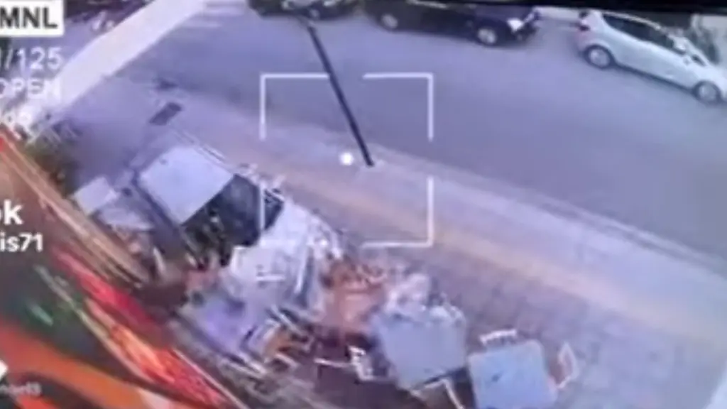 Αγρίνιο: Αυτοκίνητο “καβάλησε” πεζοδρόμιο και πήρε σβάρνα τραπέζια και καρέκλες – Δείτε το συγκλονιστικό βίντεο