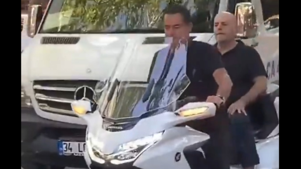 Στη μηχανή του Ατζούν σε δρόμο στην Τουρκία ο Γιάννης Αλαφούζος – Χωρίς κράνος και οι δυο (Βίντεο)