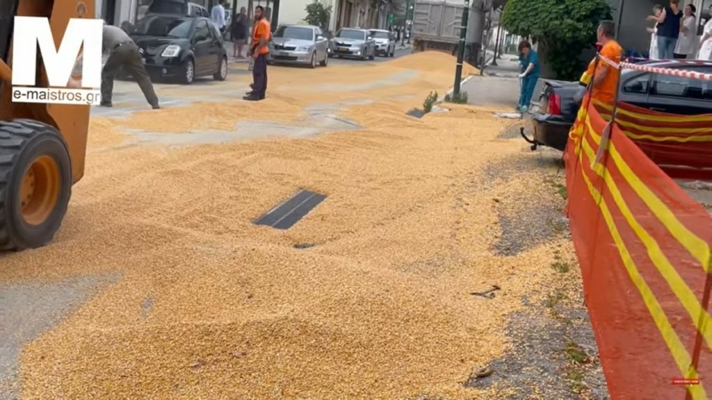 Αμφιλοχία: Διακοπή κυκλοφορίας μπροστά από το Κέντρο Υγείας – Καλαμπόκι χύθηκε από φορτηγό κι έκλεισε τον δρόμο (βίντεο)
