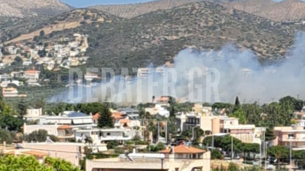 Φωτιά ανάμεσα σε σπίτια στην Ανάβυσσο – Επιχειρούν 6 εναέρια μέσα – Ήχησε το 112 για εκκένωση