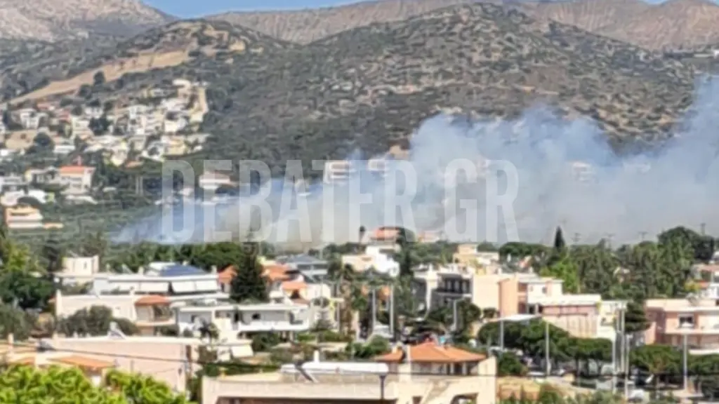 Φωτιά ανάμεσα σε σπίτια στην Ανάβυσσο – Επιχειρούν 6 εναέρια μέσα – Ήχησε το 112 για εκκένωση