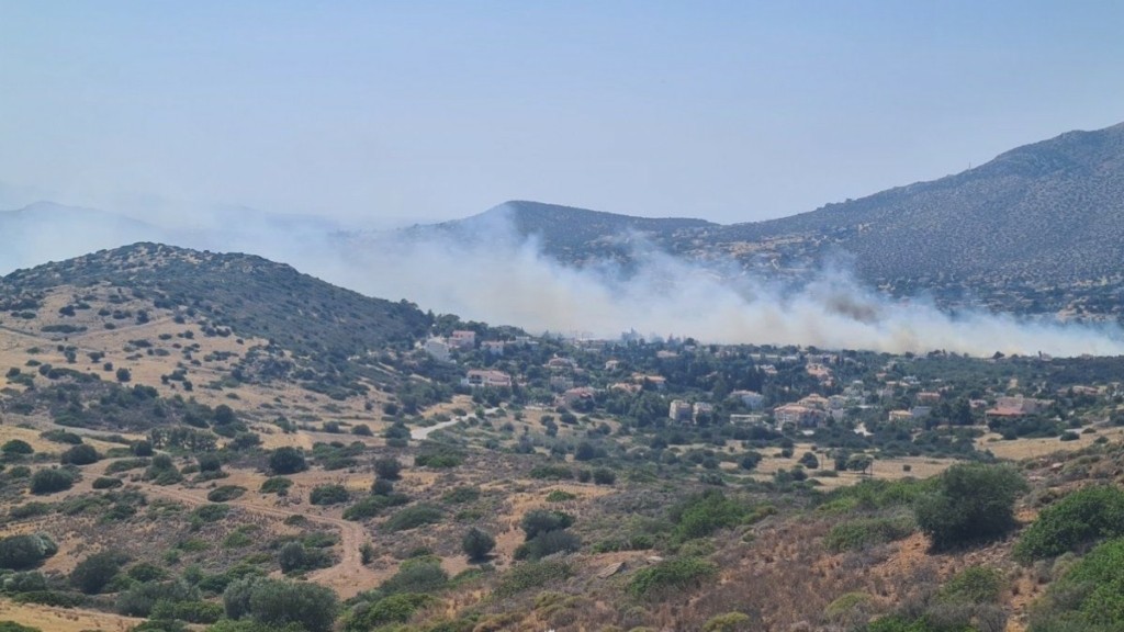 Φωτιά στην Ανάβυσσο: Χωρίς ενεργό μέτωπο η πυρκαγιά – Δίνουν μάχη με διάσπαρτες εστίες οι πυροσβέστες