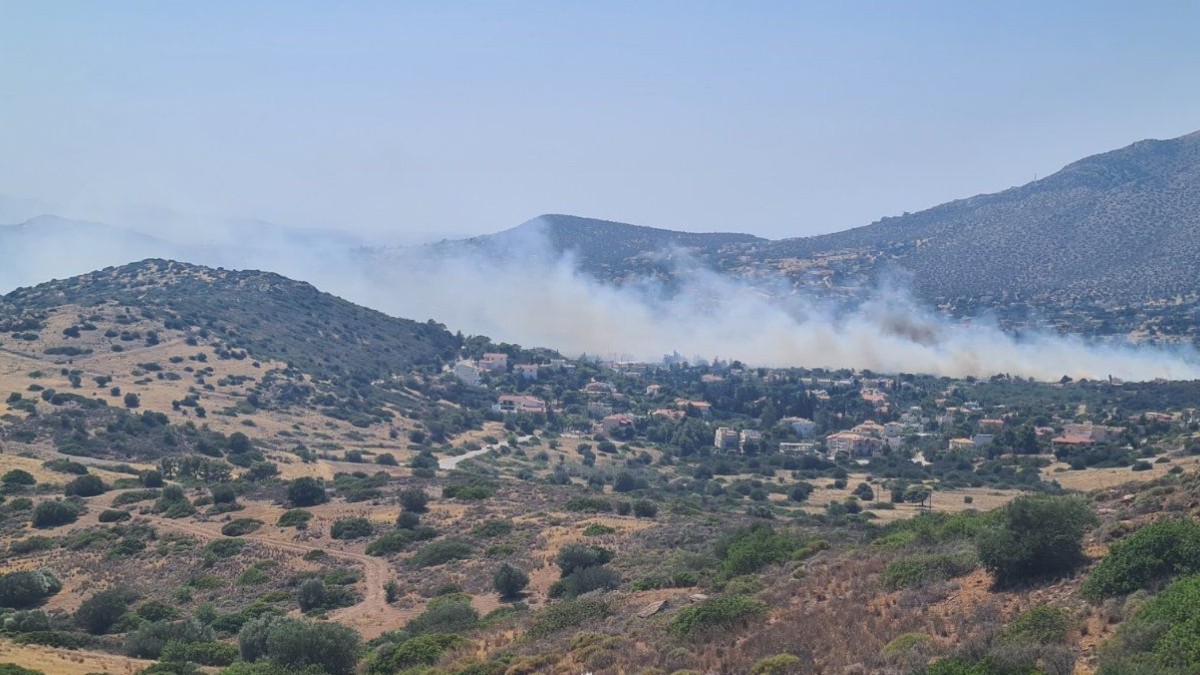 Φωτιά στην Ανάβυσσο: Χωρίς ενεργό μέτωπο η πυρκαγιά – Δίνουν μάχη με διάσπαρτες εστίες οι πυροσβέστες