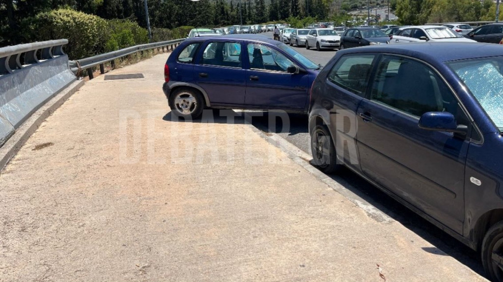 Το παρκάρισμα που θα συζητηθεί: Δείτε τι έκανε οδηγός για να χωρέσει το αυτοκίνητό του στο πάρκινγκ (φωτογραφία)