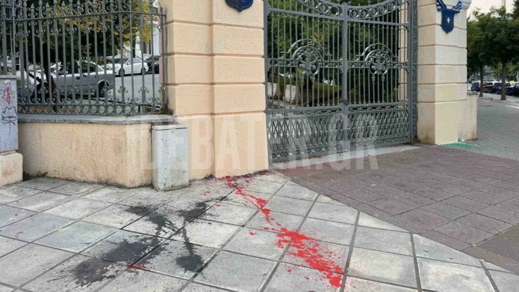 Θεσσαλονίκη: Άγνωστοι πέταξαν μπογιές στο υπουργείο Μακεδονίας-Θράκης