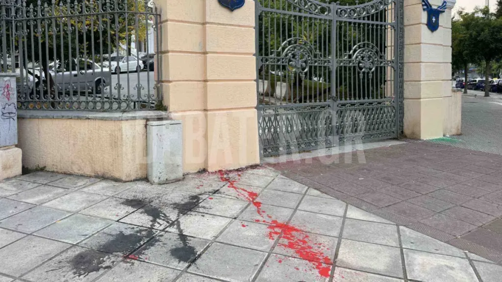Θεσσαλονίκη: Άγνωστοι πέταξαν μπογιές στο υπουργείο Μακεδονίας-Θράκης