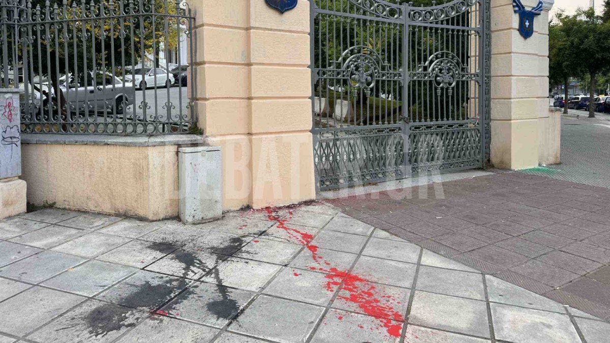 Θεσσαλονίκη: Άγνωστοι πέταξαν μπογιές στο υπουργείο Μακεδονίας-Θράκης