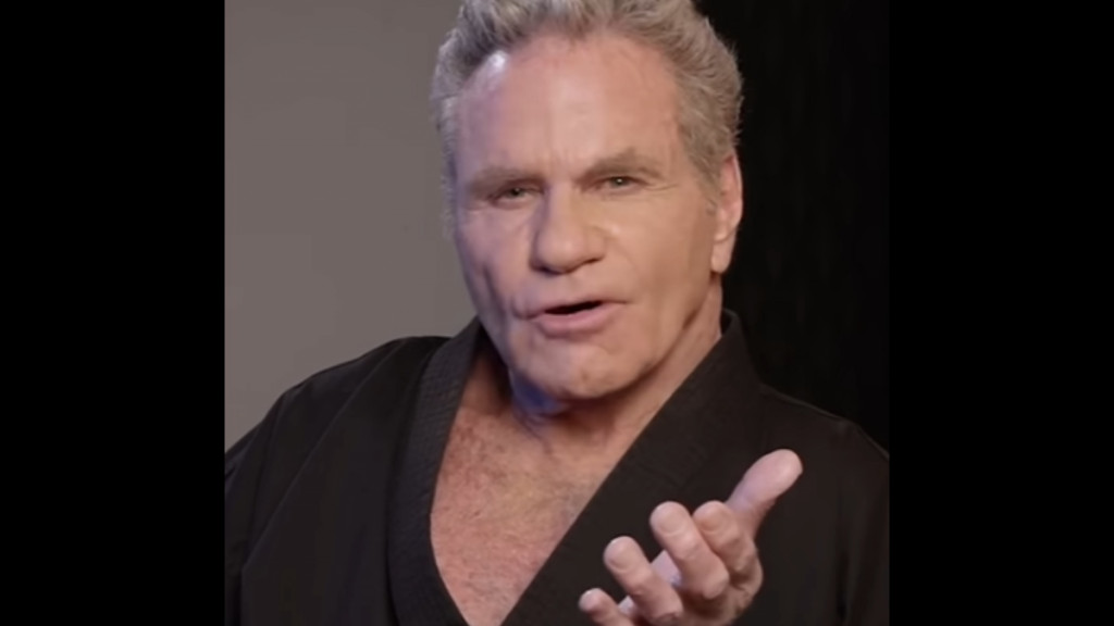 Ο πρωταγωνιστής του Cobra Kai, Μάρτιν Κόουβ δάγκωσε συμπρωταγωνίστριά του – Τι κατέγραψε κάμερα