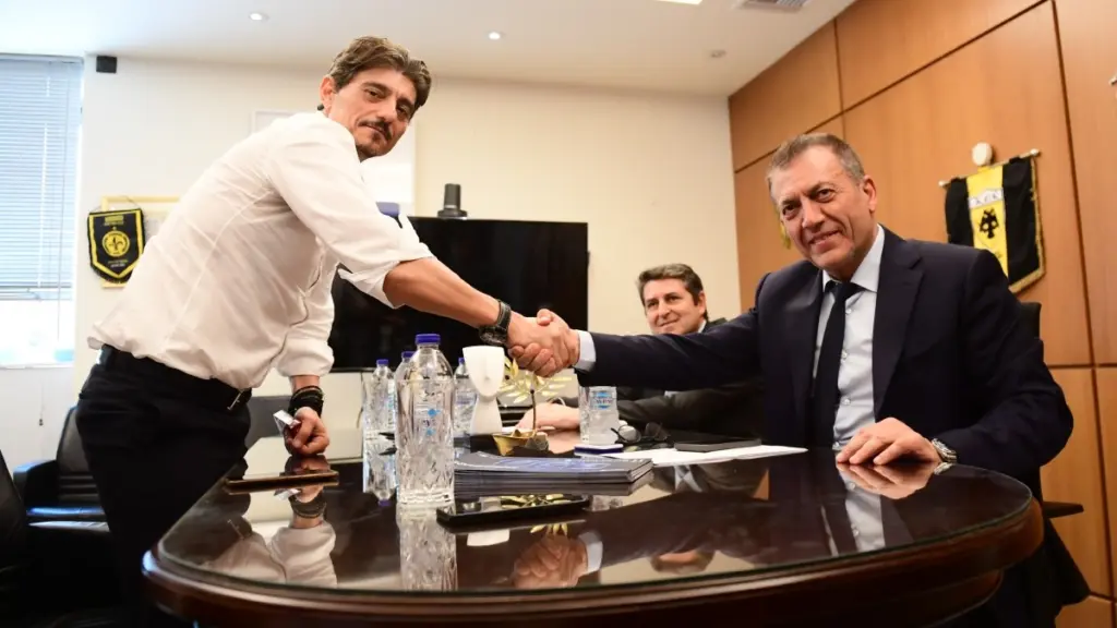 Η στιγμή της χειραψίας του Δημήτρη Γιαννακόπουλου με τον Γιάννη Βρούτση (Φωτογραφίες)