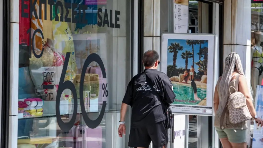 Θερινές εκπτώσεις: Πότε κάνουν “πρεμιέρα” – Ποια Κυριακή τα καταστήματα θα είναι ανοιχτά