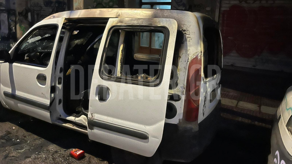 Στις φλόγες αυτοκίνητα σε Ελευσίνα και κέντρο Αθήνας (Φωτογραφίες)