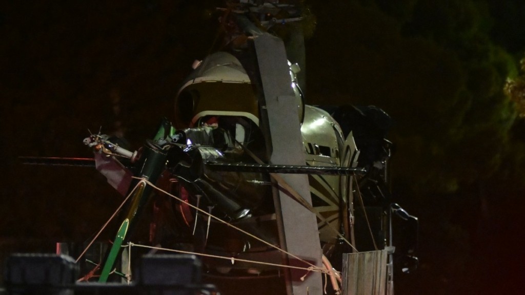 Ολοκληρώθηκε η ανέλκυση του ελικοπτέρου που έπεσε στη μαρίνα Βουλιαγμένης- Τα αίτια που οδήγησαν στη συντριβή