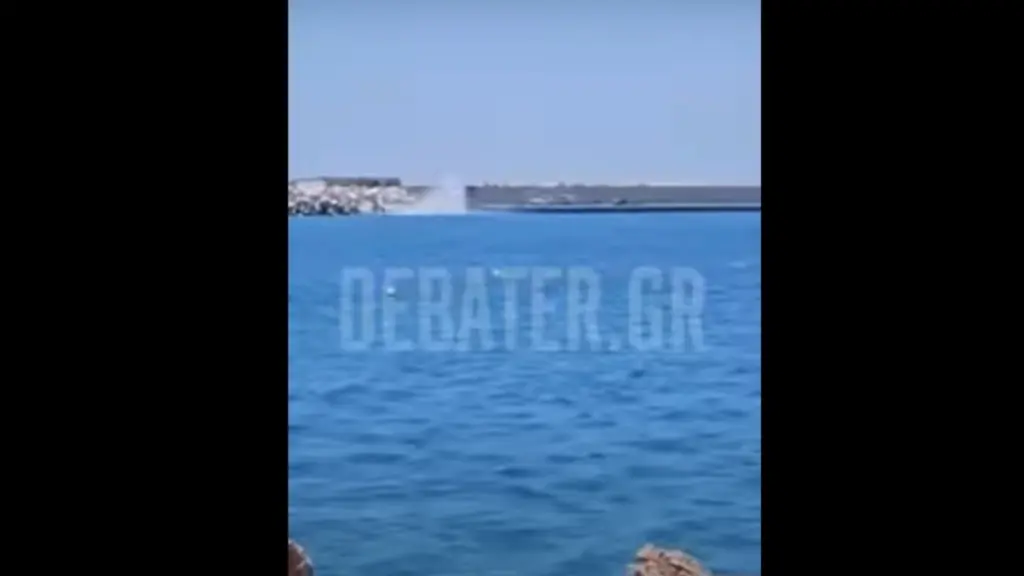 Βουλιαγμένη: Πτώση ελικοπτέρου στη Μαρίνα – Ζωντανοί οι πέντε επιβάτες (βίντεο)