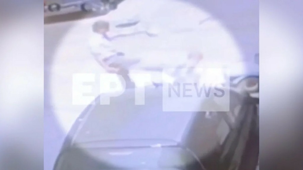 Εξάρχεια: Σοκαριστικό βίντεο με 37χρονο να χτυπάει άγρια ηλικιωμένη γυναίκα