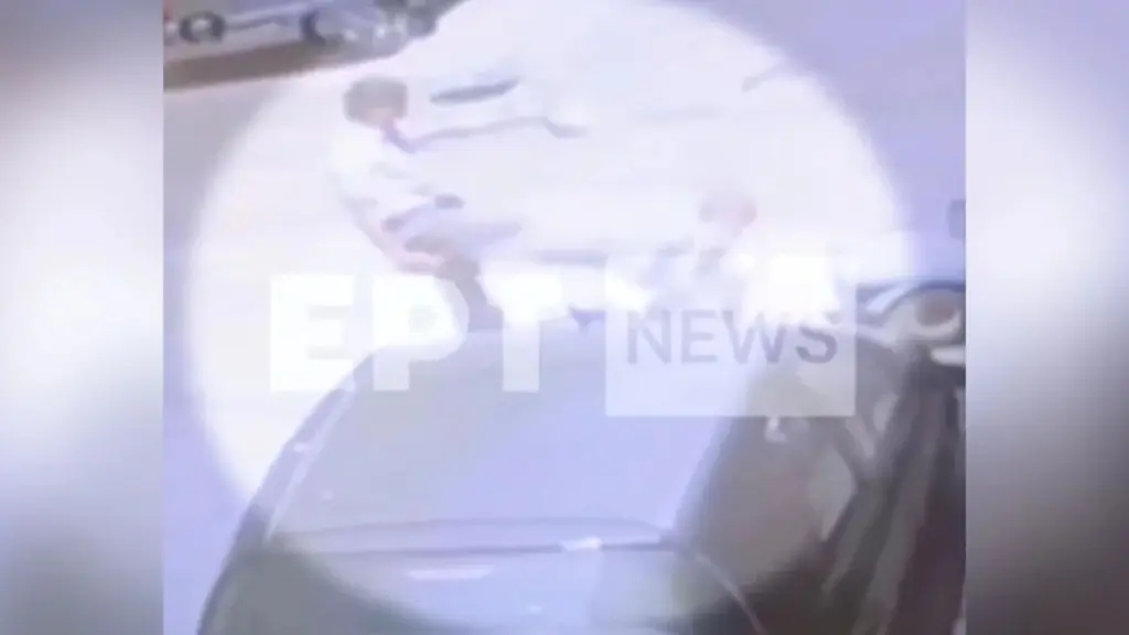 Εξάρχεια: Σοκαριστικό βίντεο με 37χρονο να χτυπάει άγρια ηλικιωμένη γυναίκα
