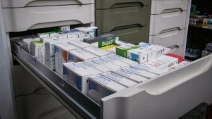 Στο ΦΕΚ η ΚΥΑ για τη διανυκτέρευση στρατιωτικών φαρμακείων και την κατ’ οίκον διανομή φαρμάκων υψηλού κόστους