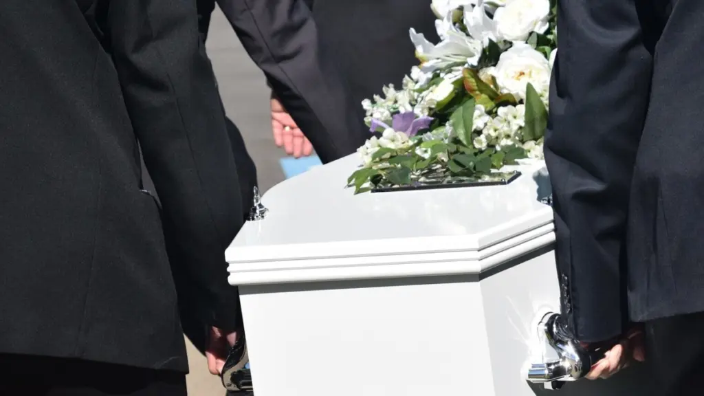 Τσεχία: Την ετοίμαζαν για κηδεία κι αυτή… άνοιξε τα μάτια της μέσα στο φέρετρο