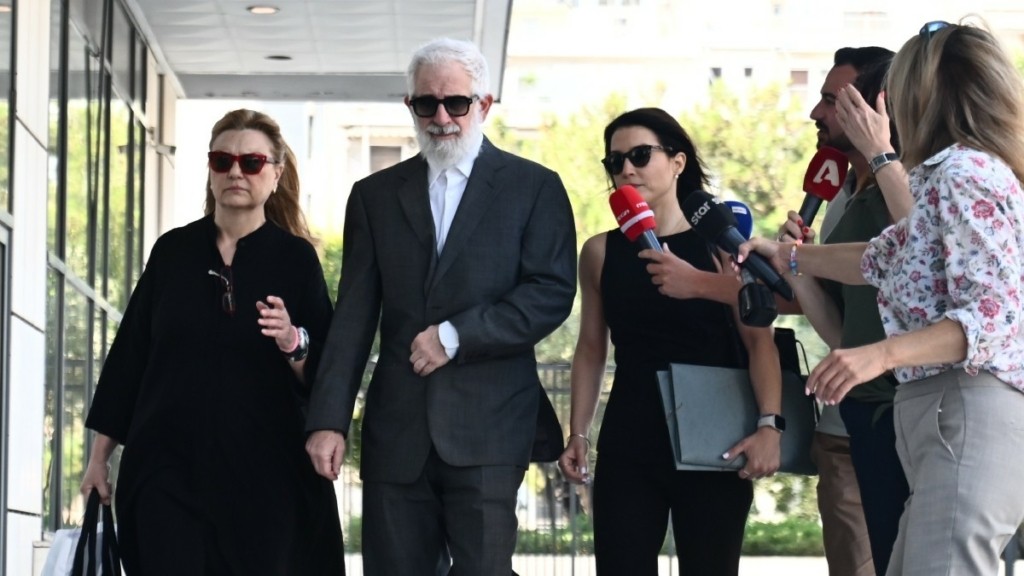 Δίκη Φιλιππίδη: Παπάς εισέβαλε στο δικαστήριο και τον φίλησε