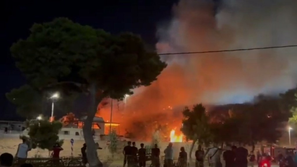 Φωτιά σε υπαίθριο χώρο με σκάφη στη Γλυφάδα (Βίντεο)