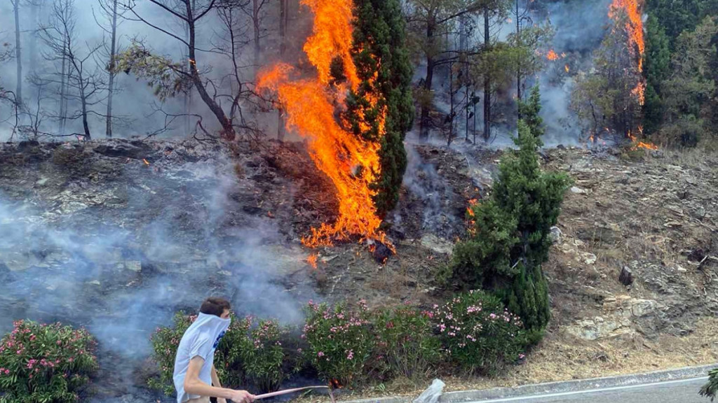 Βελτιωμένη η εικόνα της φωτιάς στην Καβάλα – Ισχυρές δυνάμεις στο σημείο, ήχησε νωρίτερα το 112 (Εικόνες & Βίντεο)
